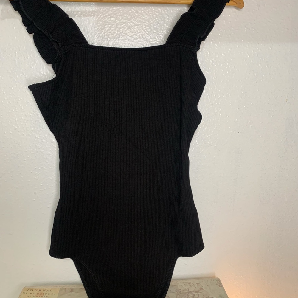 (NEW)  RUFFLED SHOULDER STRAP RIB BODYSUIT WITH SNAP CLOSURE
